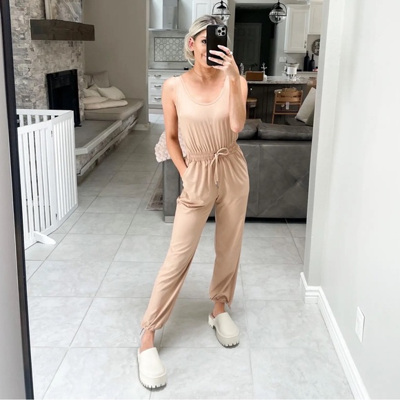 NWT Abercrombie & Fitch Light Brown Traveler Trendy Athleisure Jumpsuit size L - Picture 1 of 12